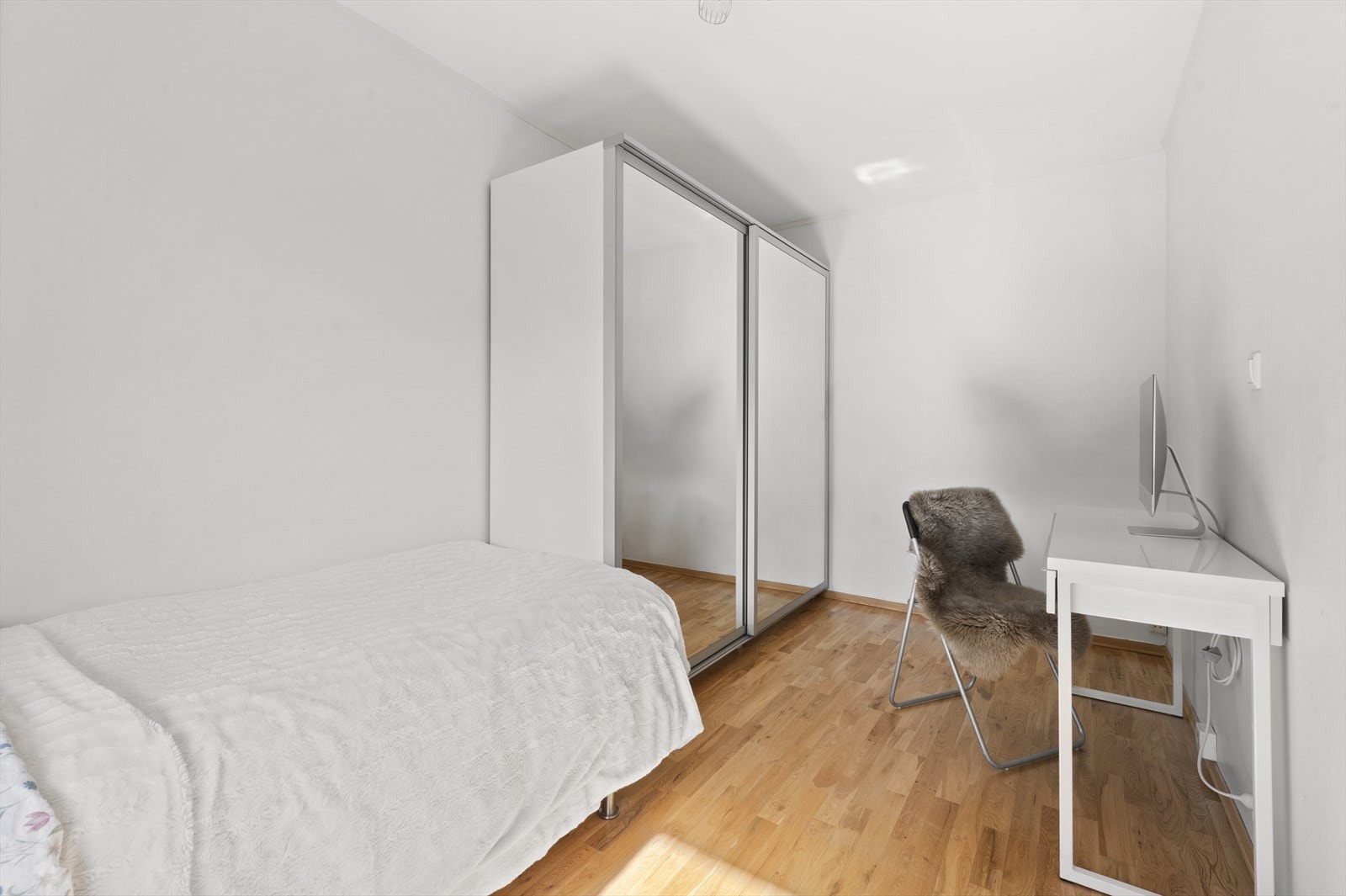 Medfølgende garderobeskap gir god oppbevaringsplass også på dette rommet. Galleribilde