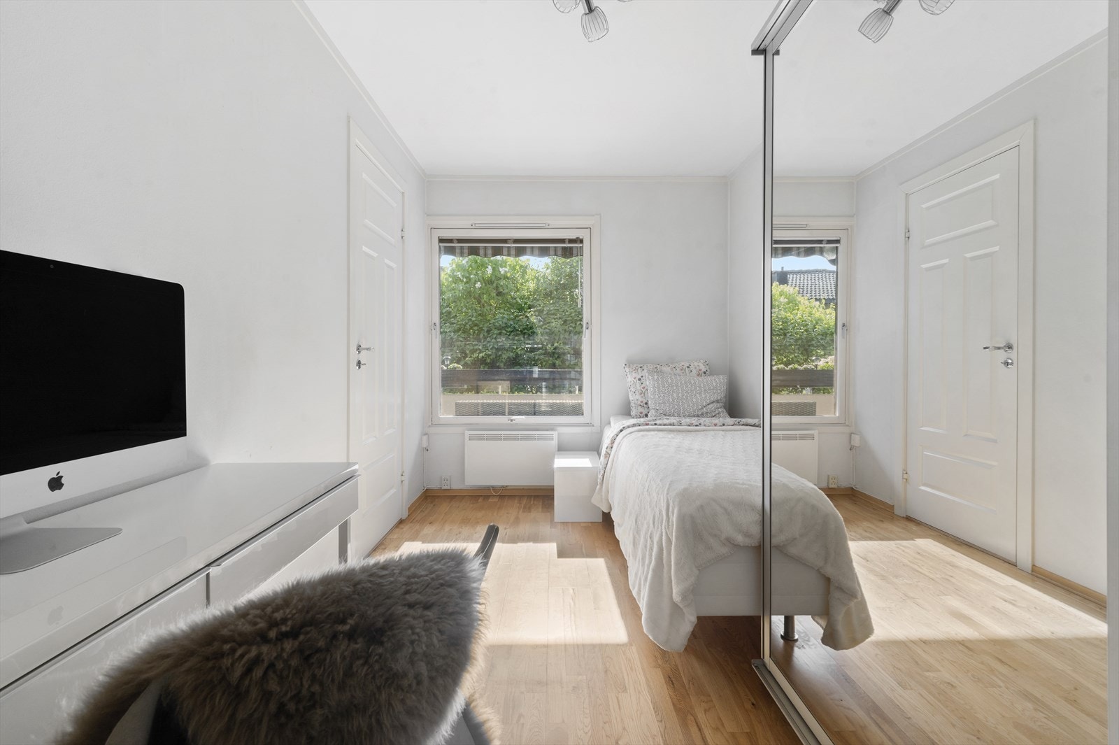 Soverom 2 er også et godt soverom med plass til stor seng, nattbord og f.eks. en skrivepult. Galleribilde