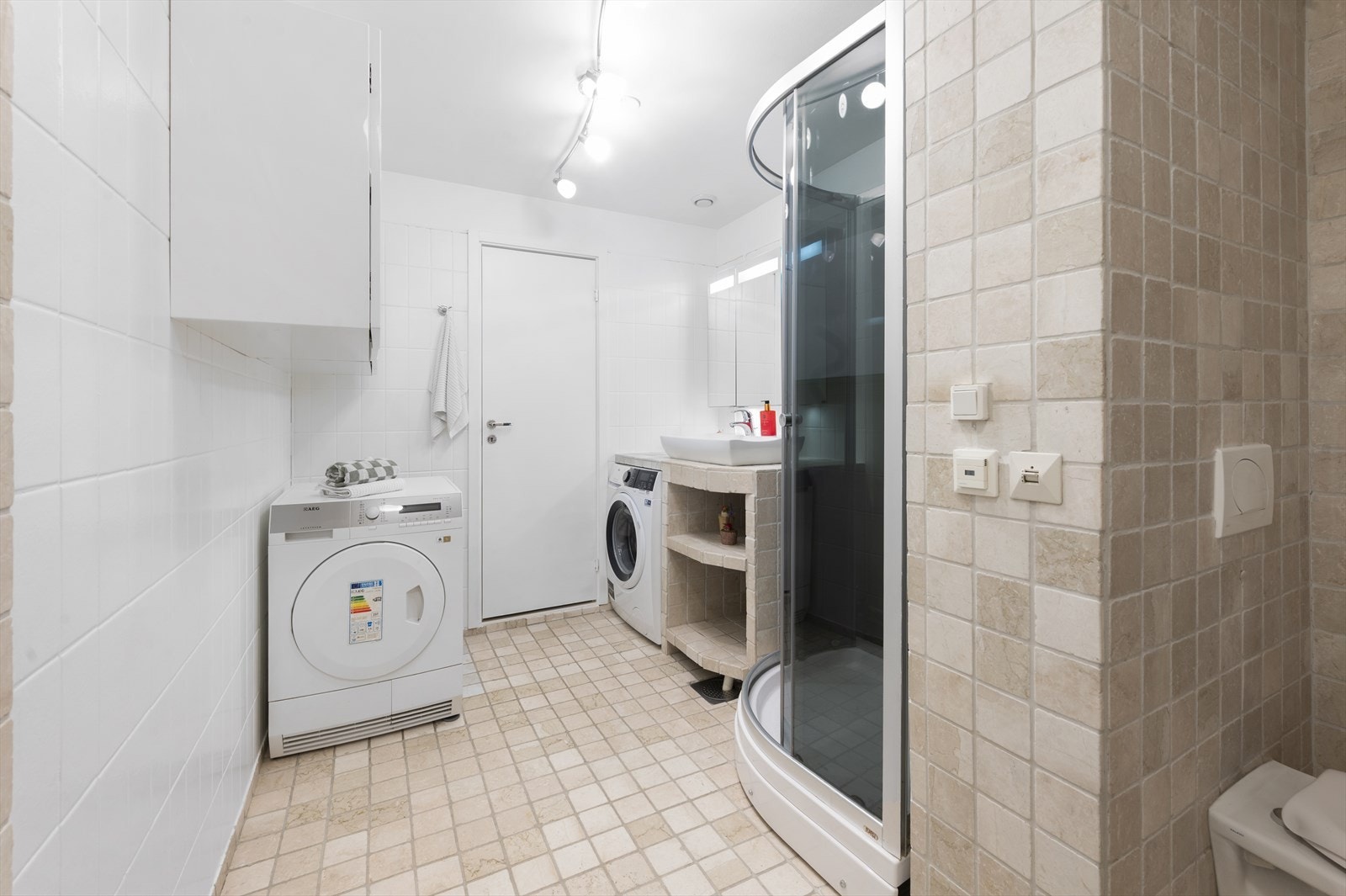 Pent flislagt bad med elektrisk gulvvarme og praktiske løsninger. Galleribilde