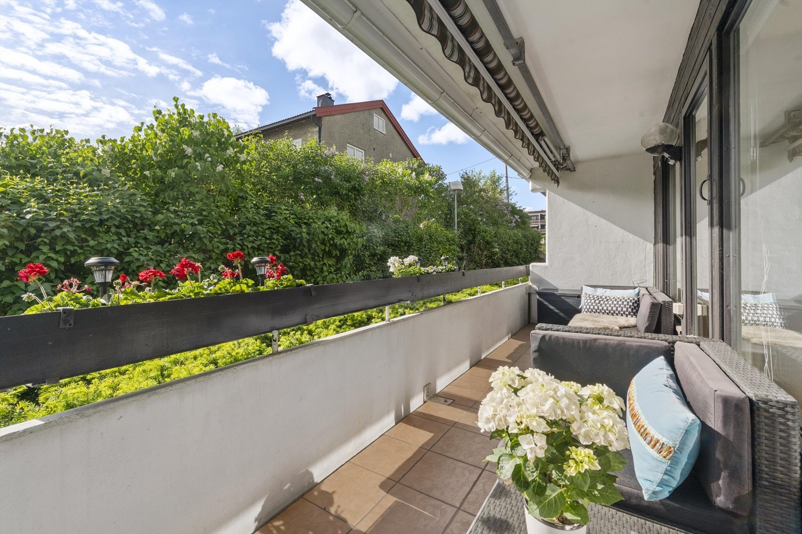 Leiligheten har en vestvendt terrasse på ca. 10 m² med gode solforhold. Galleribilde