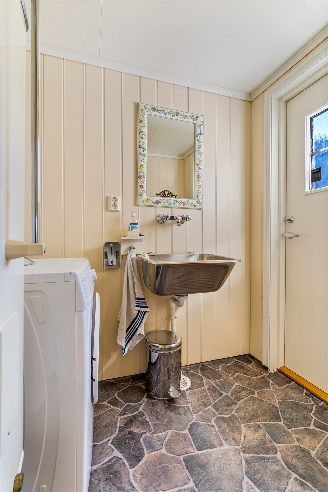 Vaskerom med utgang gårdsrom Galleribilde