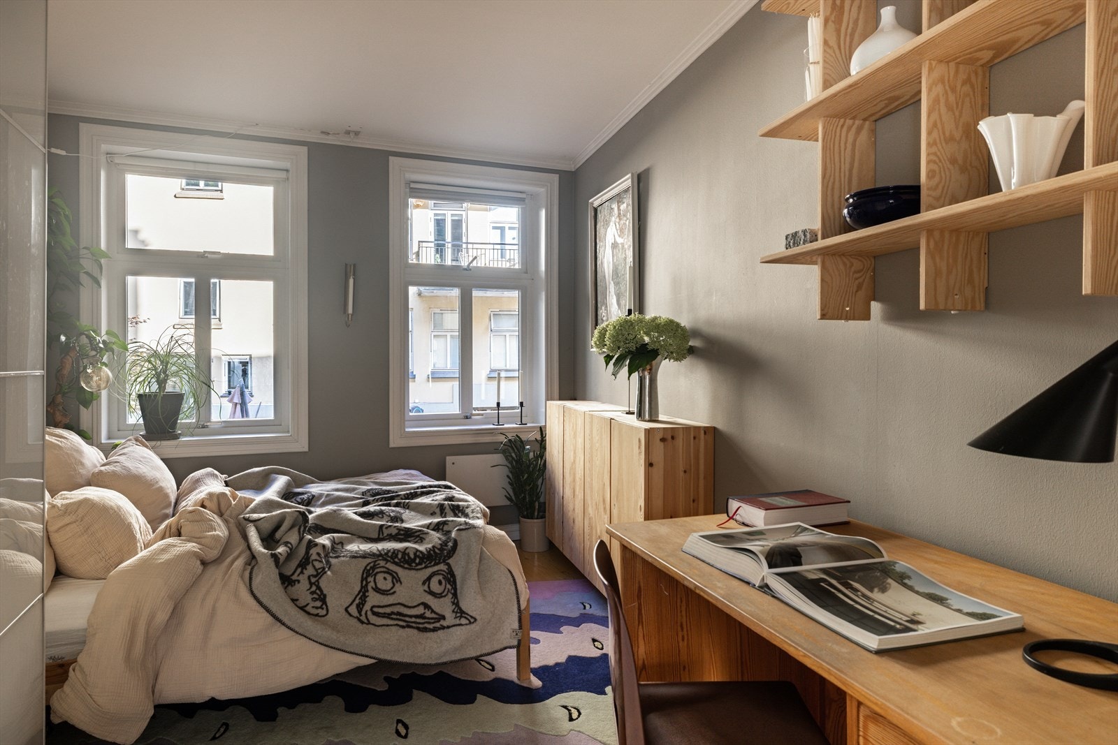 Stort soverom mot stille indre gårdsrom Galleribilde