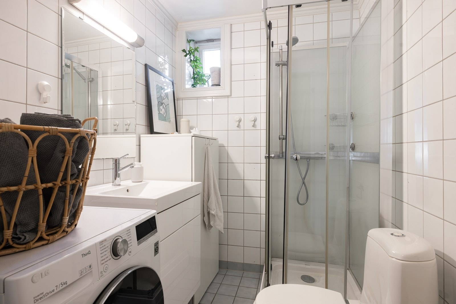 Flislagt bad med varmekabler i gulv og mulighet for vaskesøyle Galleribilde