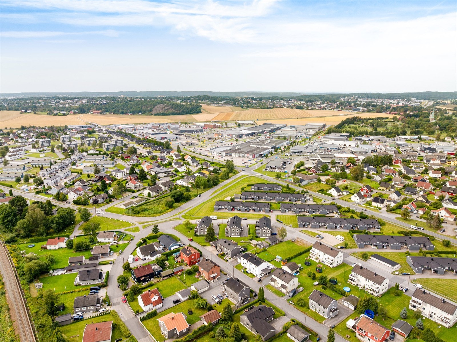 Nærmeste barnehage ligger få meter unna og et bredt shoppingtilbud er lett tilgjengelig på nærliggende Tunejordet. Galleribilde