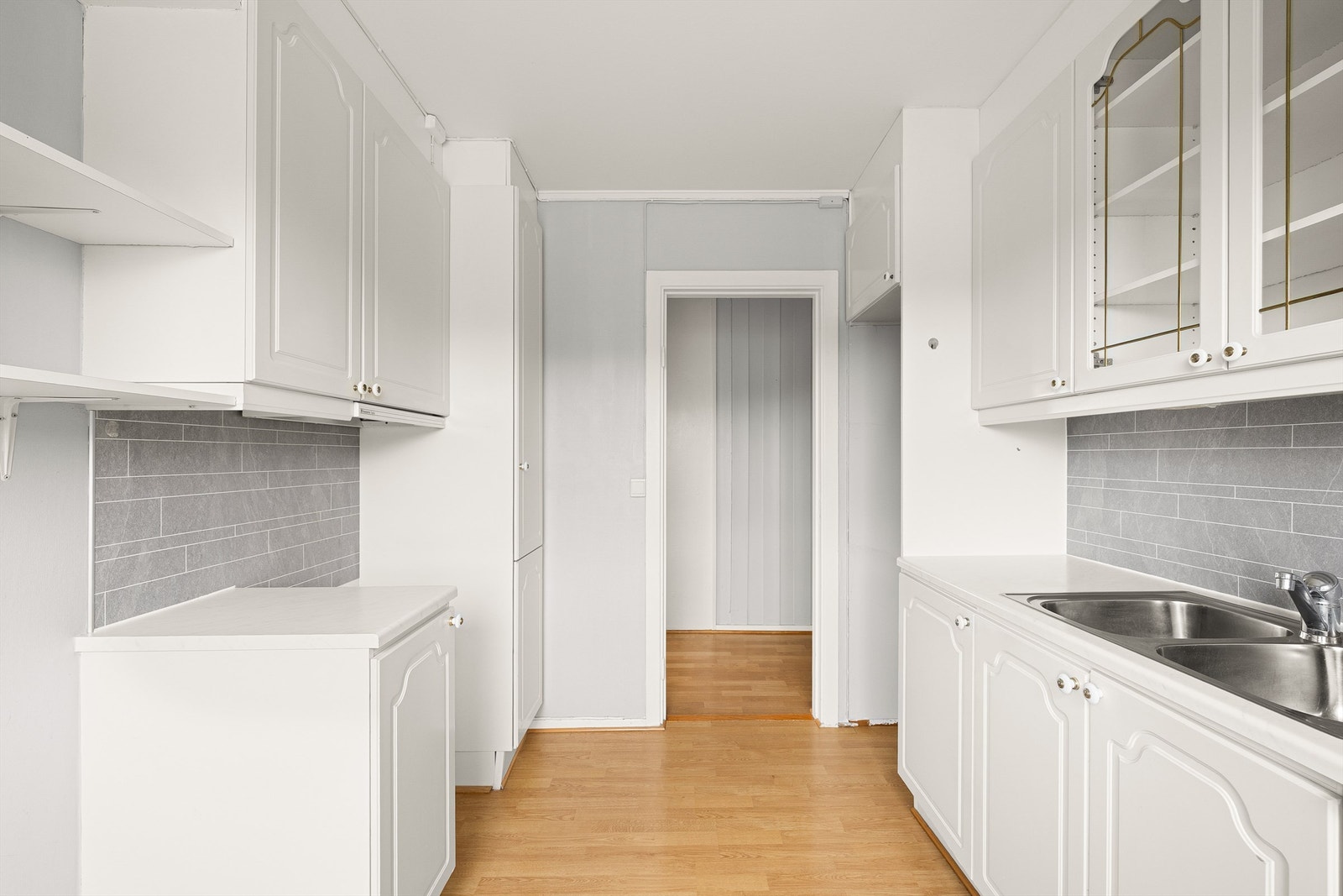 I ett av benkeskapene er leilighetens varmtvannsbereder installert. Galleribilde