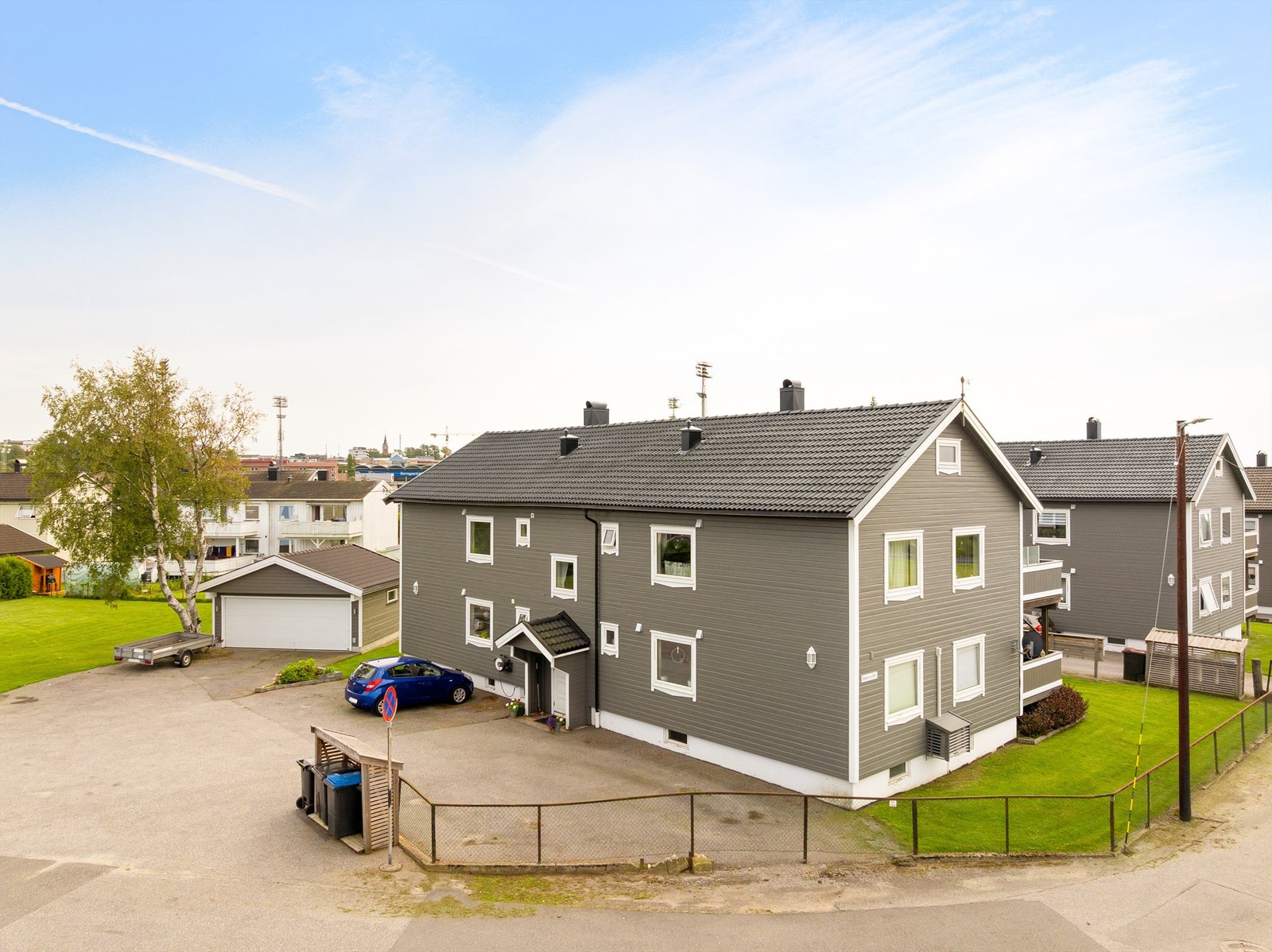 Biloppstillingsmulighet er det rett utenfor døren. Borettslaget har også felles garasje som benyttes til blant annet motorsykler etc. Galleribilde