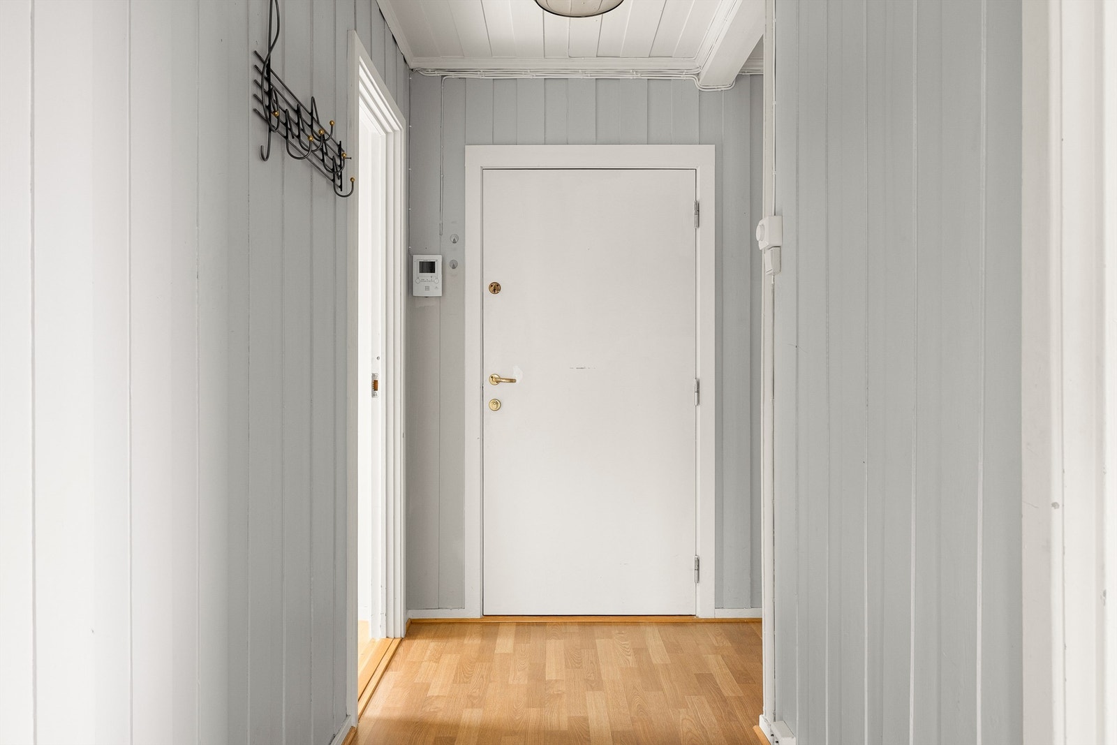 Soverom II er tilgjengelig fra entreen og oppleves av den grunn som distansert fra stuen. Galleribilde