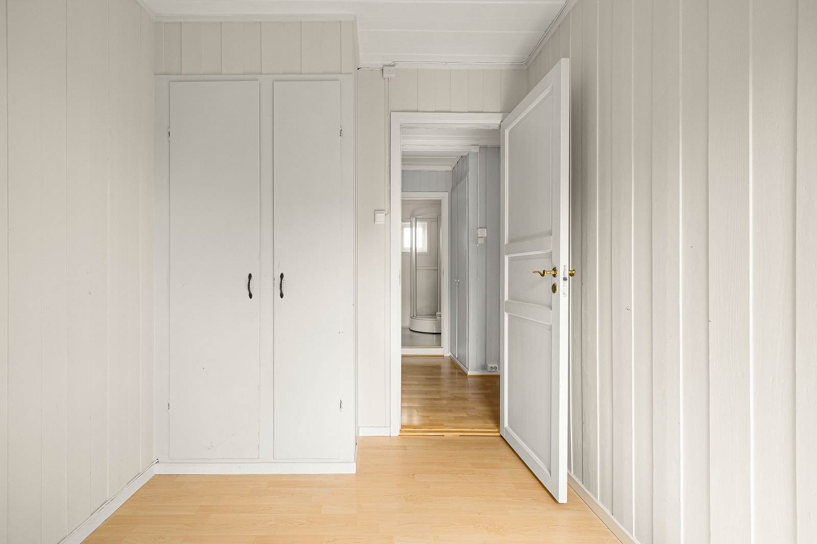 Garderobeskap inngår i begge soverom, i soverom II av fast modell fra byggeåret. Galleribilde