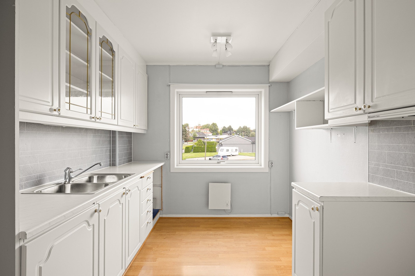 Kjøkkenets innredning er fra ukjent årstall og noe brukspreget, men funksjonell og tilrettelagt for frittstående hvitevarer. Galleribilde