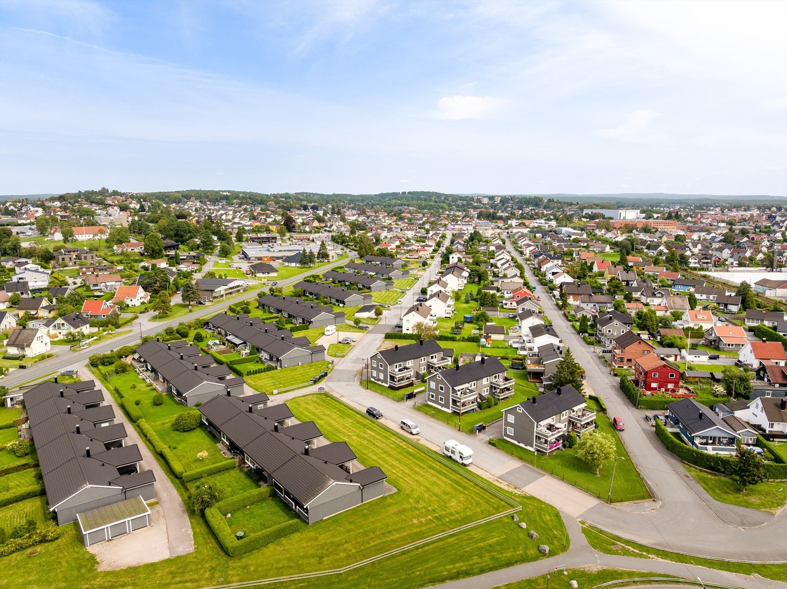 Nabolaget er veletablert og har et barnevennlig miljø med store grøntarealer rundt bebyggelsen. Galleribilde