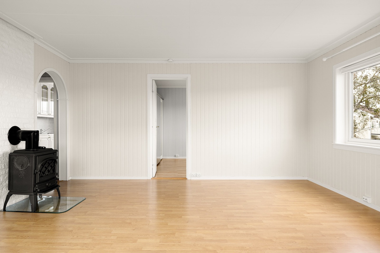 Blant leilighetens nåværende to soverom er det naturlige hovedsoverommet tilgjengelig rett fra stuen. Galleribilde