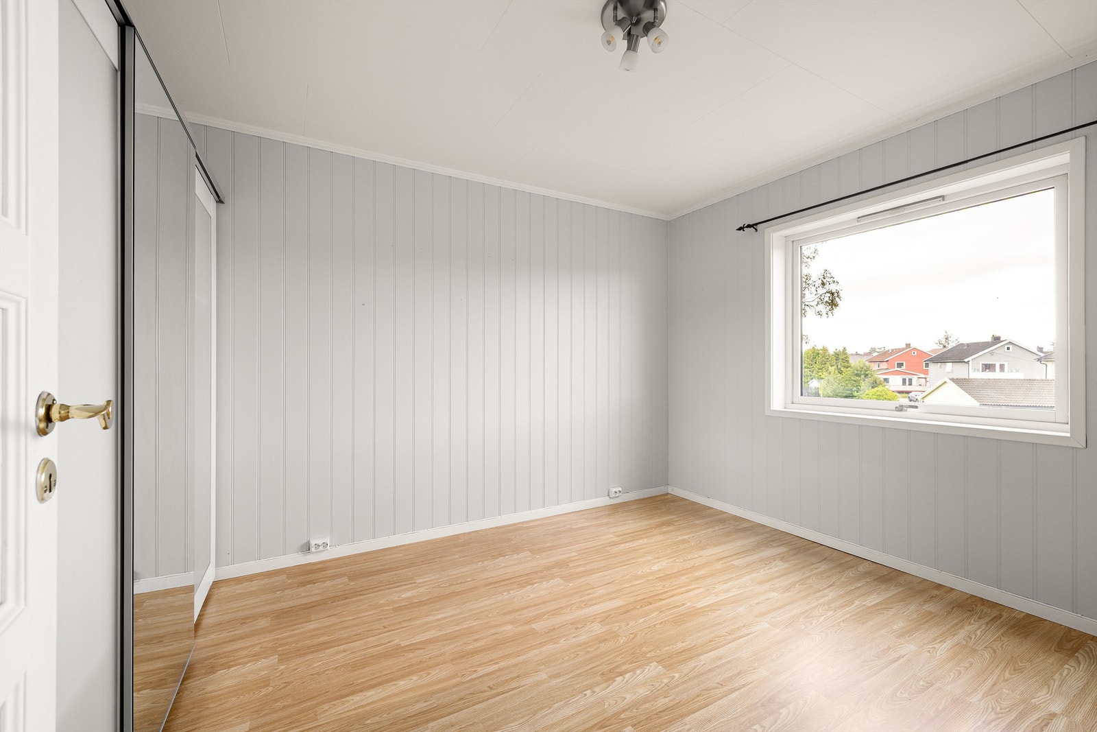 Leilighetens to soverom er begge nylig malt. Galleribilde