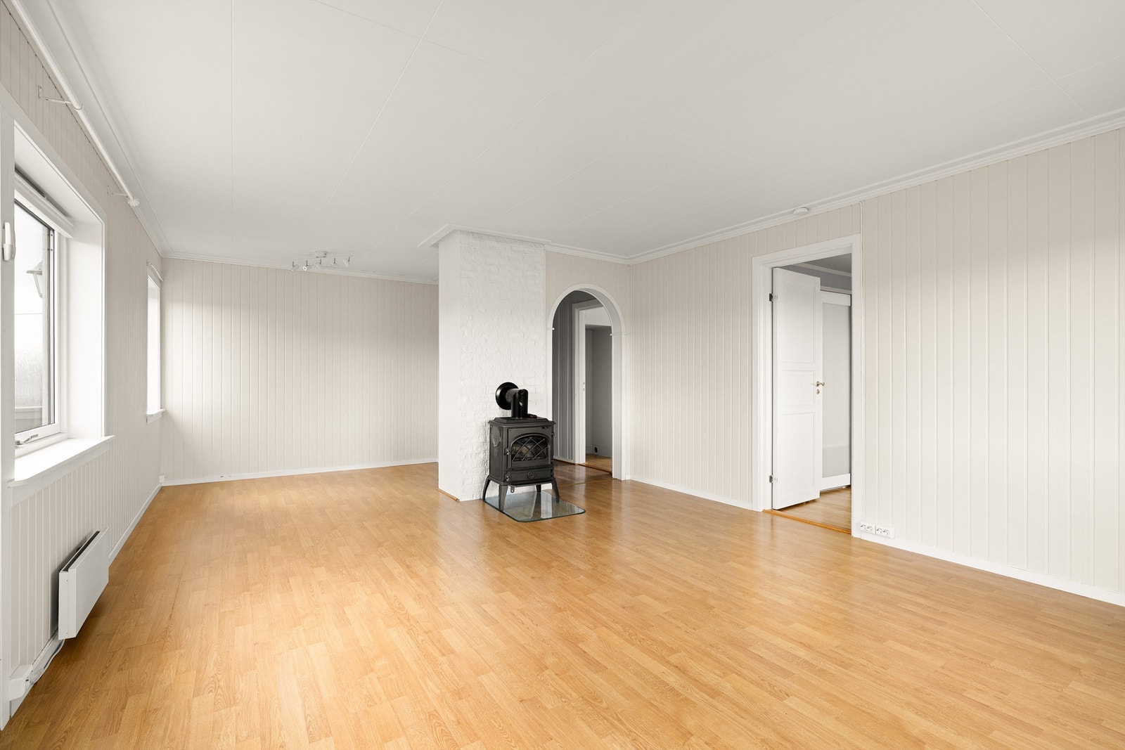 Stuens laminatgulv er stedvis skadet/brukspreget og naturlig gjenstand for utskiftning eller utbedring. Galleribilde