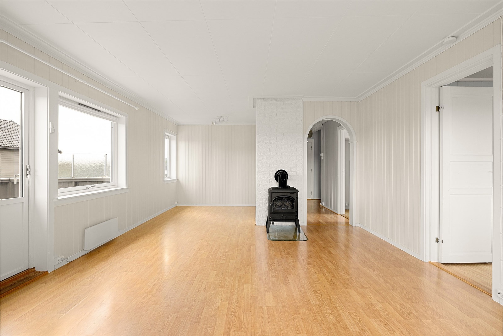 Stuen er i tidligere år utvidet på bekostning av ett soverom som det er fullt mulig å re-etablere. Galleribilde