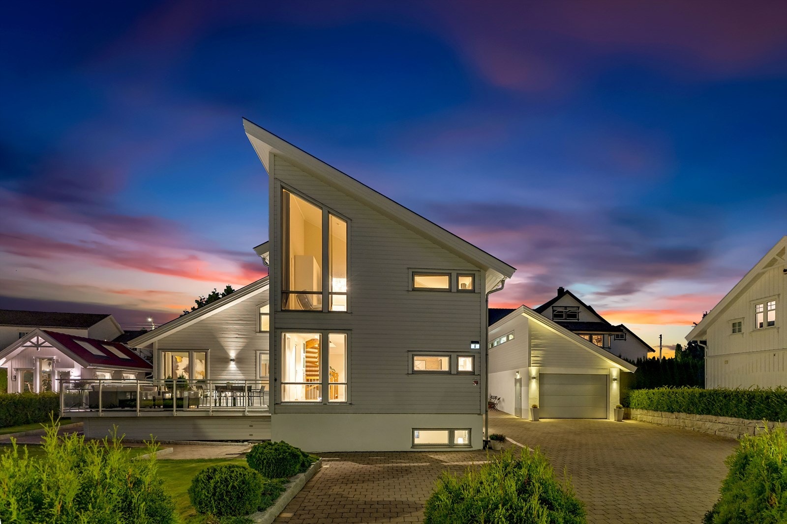 Stilig enebolig med funkispreg oppført i 2006. Boligen holder en gjennomgående god standard med tanke på materialvalg og utførelse. Galleribilde