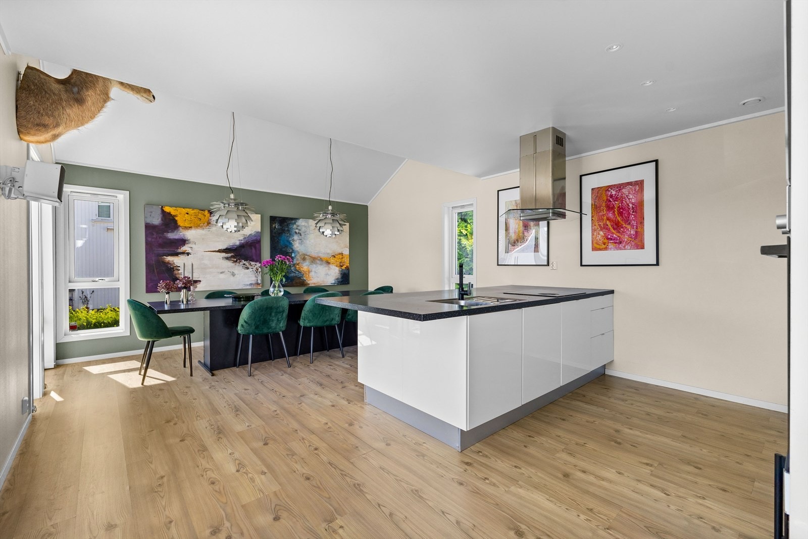 Kjøkken/spisestue. Galleribilde