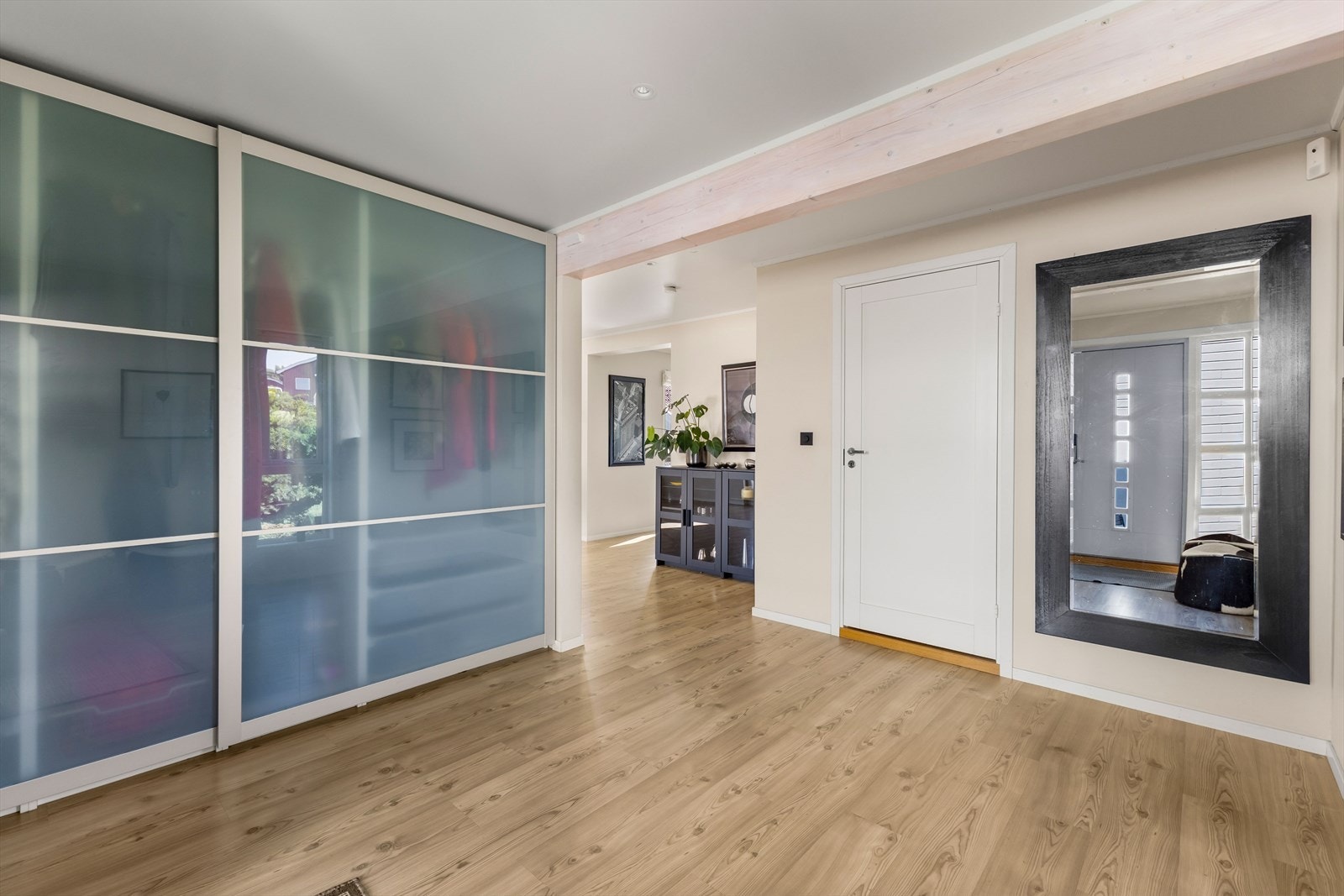 Stor entré/hall med mye garderobeskap. Galleribilde