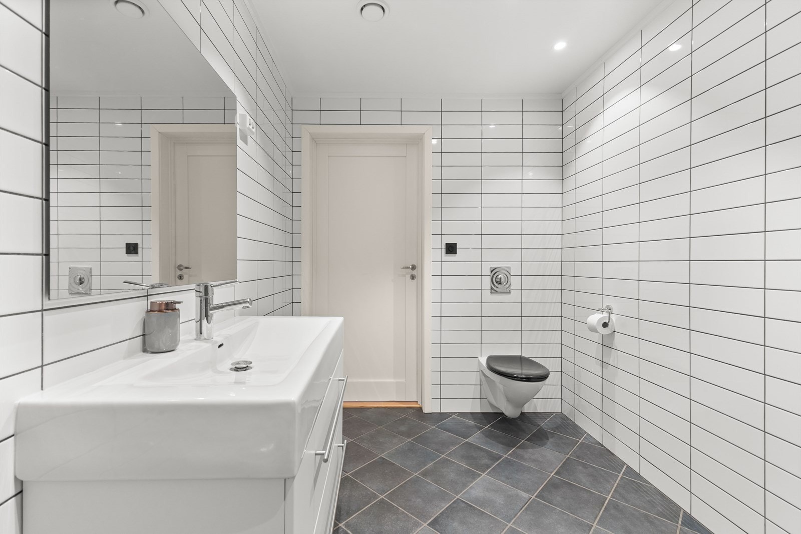 Flislagt baderom fra byggeår 2006 med vannbåren gulvvarme. Rommet har malt gips i tak og fliser på vegg. Galleribilde