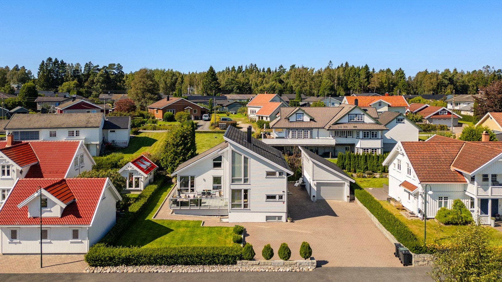 Fra eiendommen er det kort gangavstand til Grålum barne- og ungdomsskole, samt flere barnehager, som gjør det enkelt for familier med barn. Galleribilde