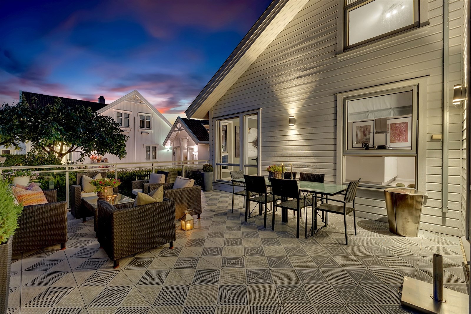 Tilgang fra stue til sørøst vendt terrasse på ca. 30 m². Pvc fliser over terrassegulv. Galleribilde