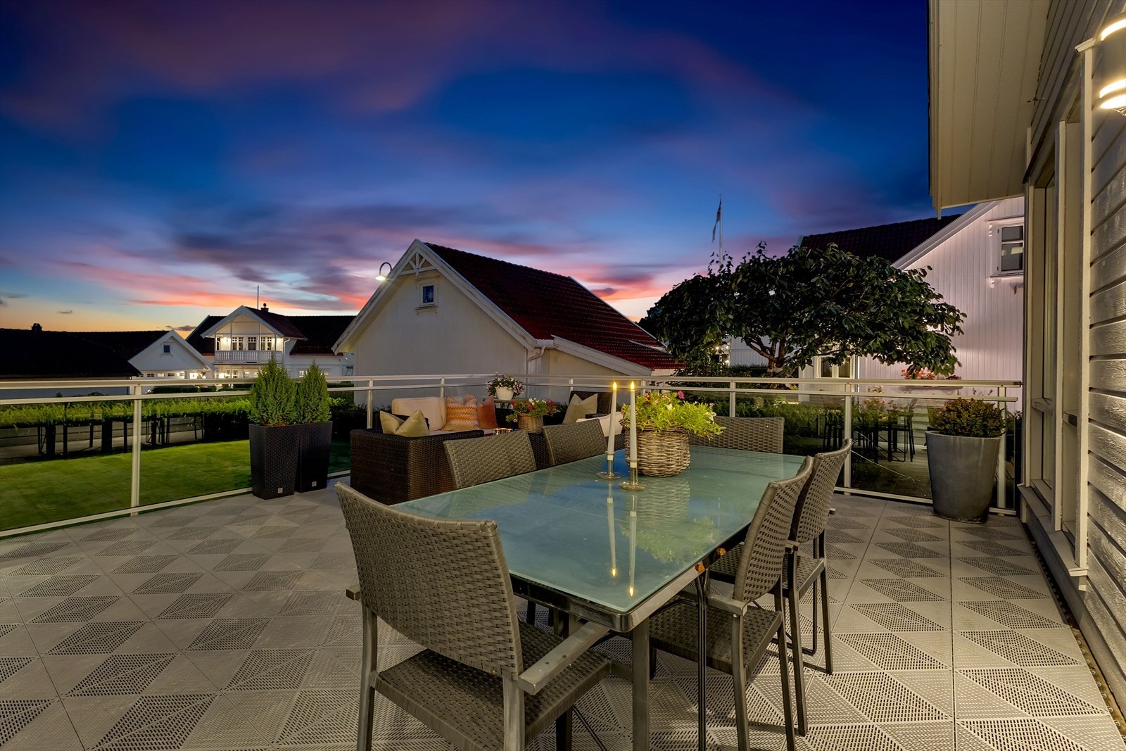 Her er det sol fra morgen til ca. kl. 19:00 - For ytterligere spesifisering av solforhold anbefales det å laste ned appen sunseeker på mobiltelefonen. Galleribilde