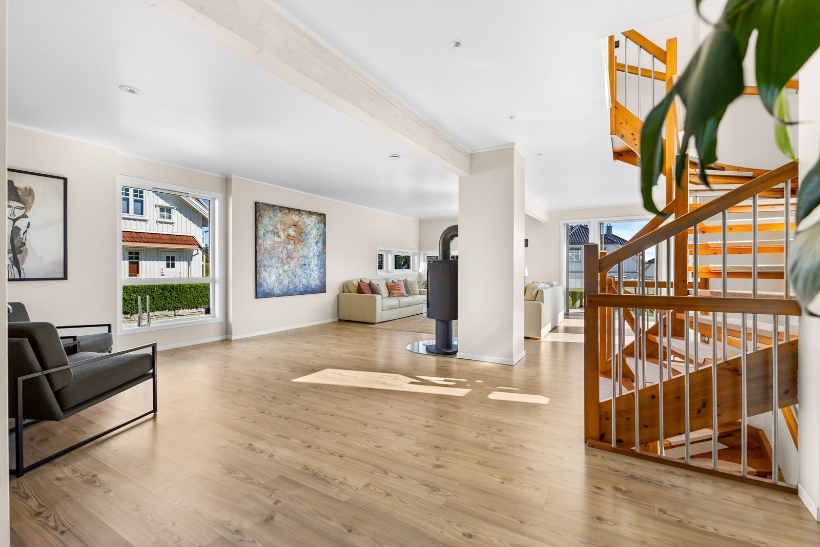 Meget romslig stue med store glassflater som slipper inn rikelig med dagslys og bidrar til en behagelig romfølelse. Galleribilde