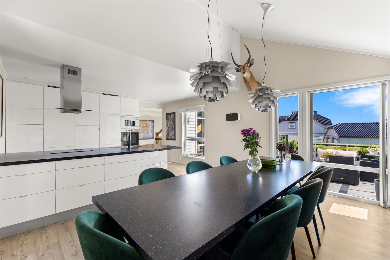 Romslig, elegant og stilig kjøkken fra Ikea med hvite slette fronter og laminert benkeplate. Galleribilde