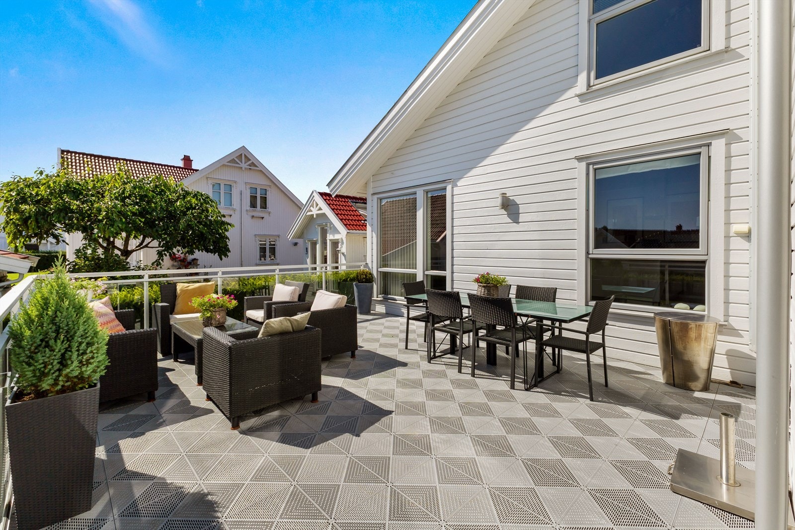 Terrassen har god med plass til flere sittesoner. Galleribilde
