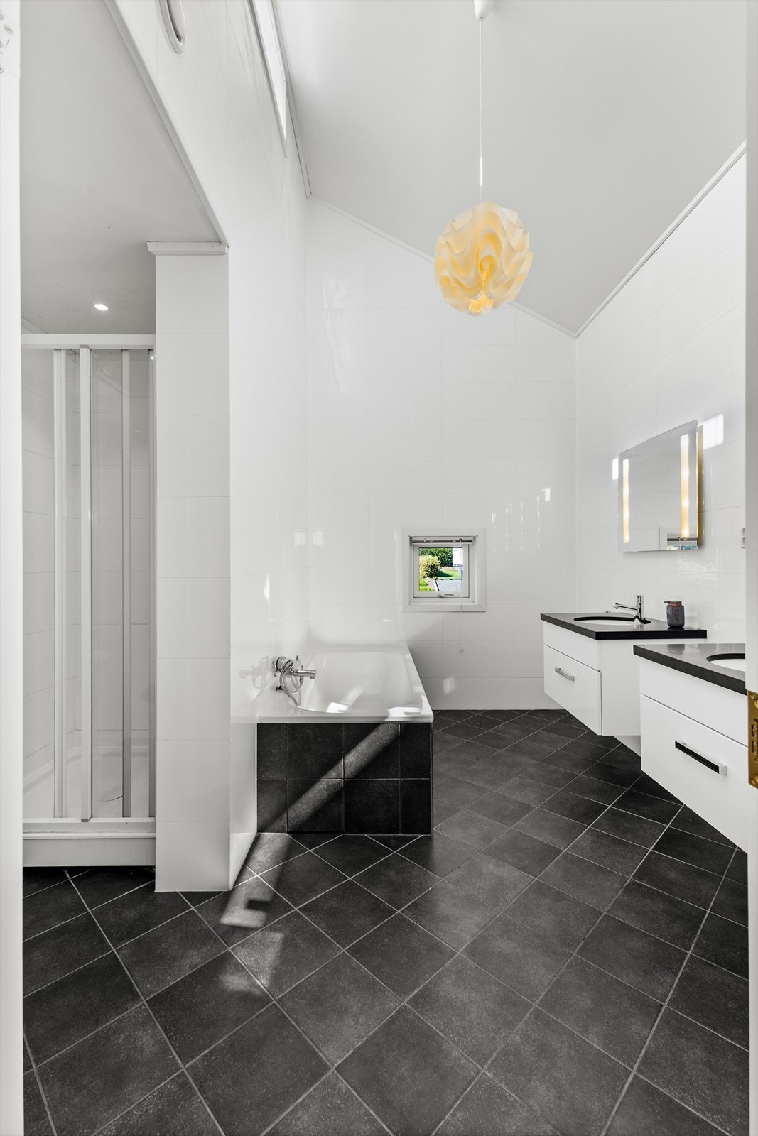 Baderommet har alle forutsetninger for at du skal få en flott start på dagen! Galleribilde