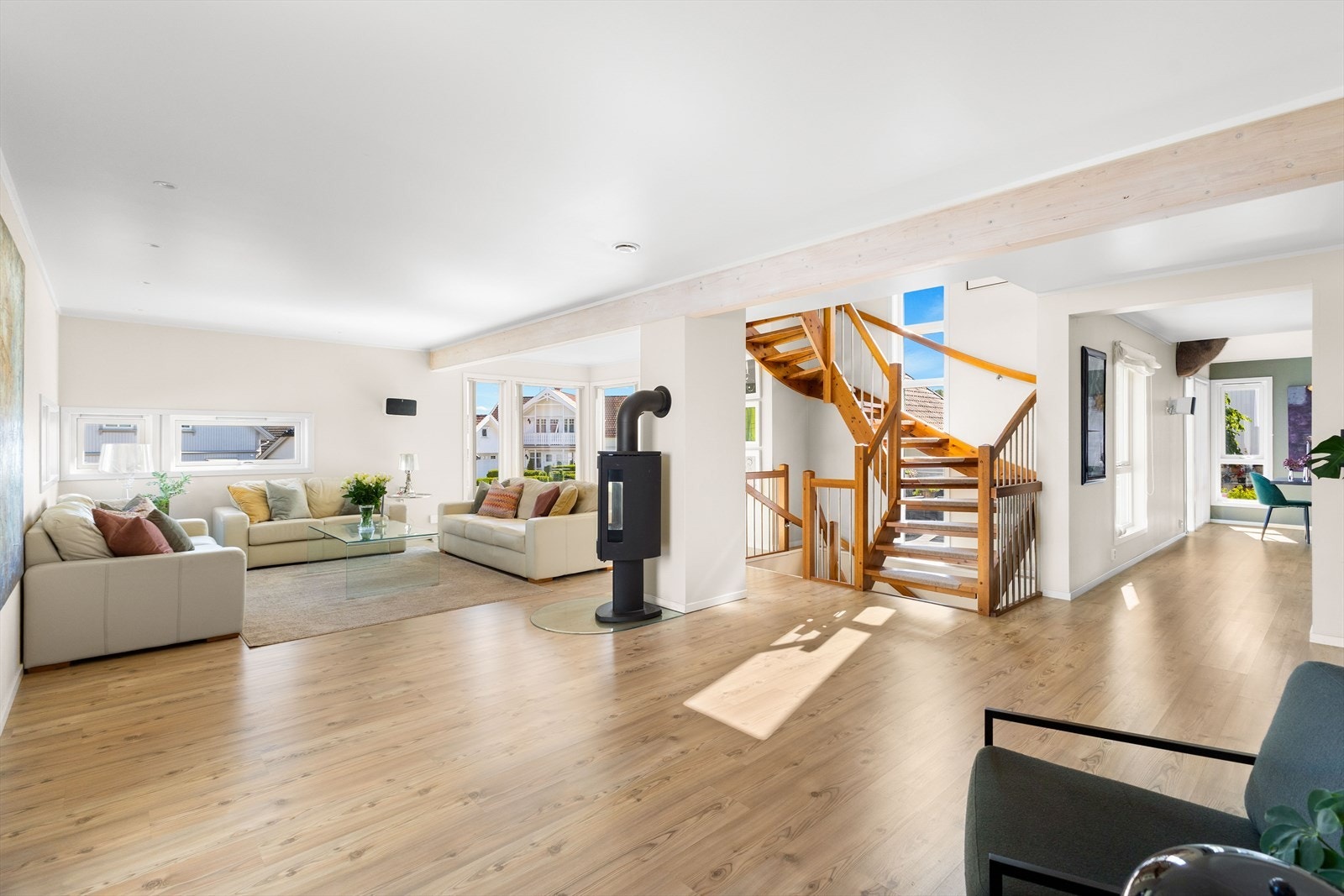 Stuens gode utforming og de tidløse fargevalgene på vegger legger et godt grunnlag for å innrede rommet etter eget ønske. Galleribilde