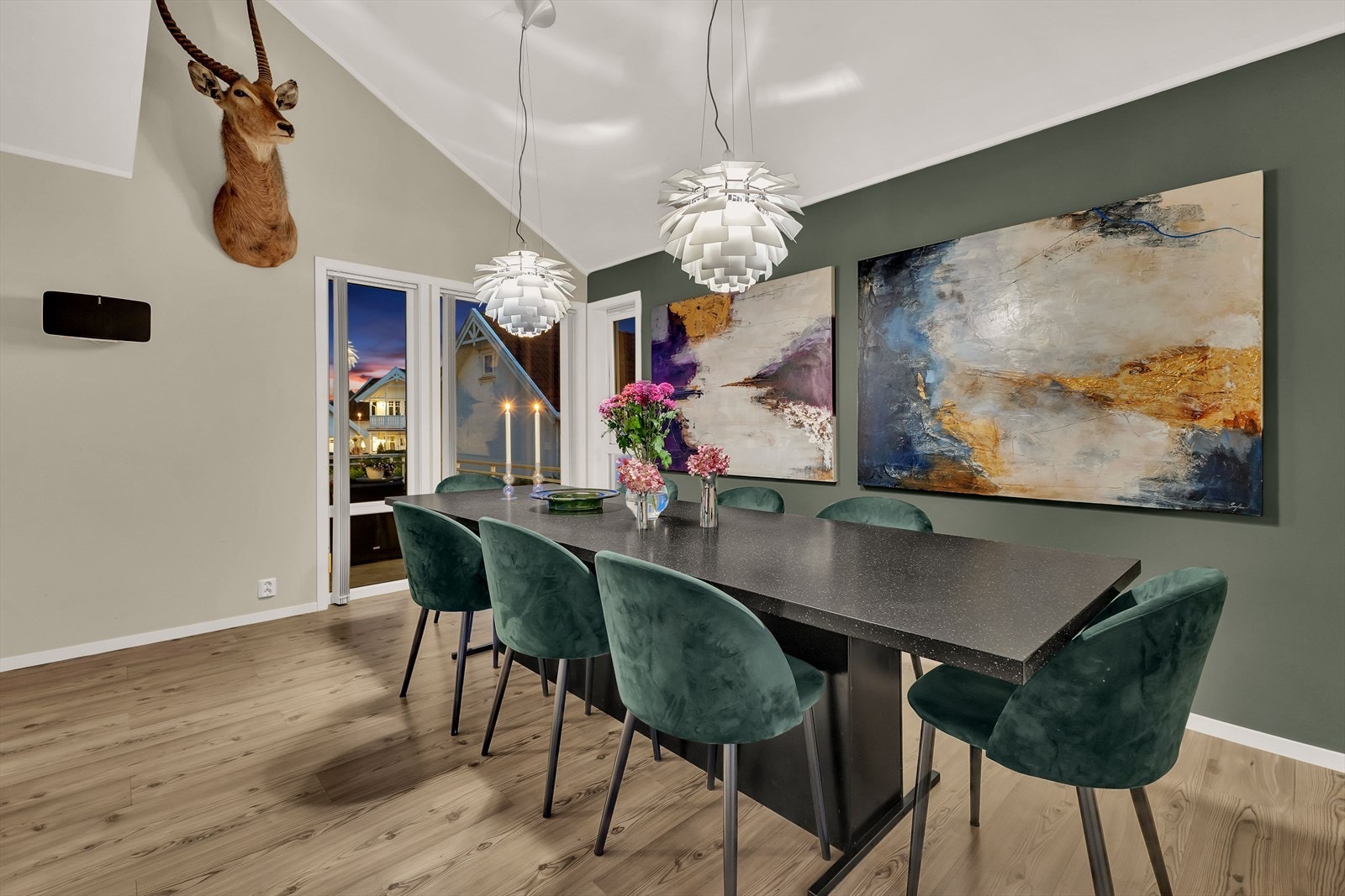 Ved hovedstuen er det en meget romslig spisestue med utgang til terrasse. Galleribilde