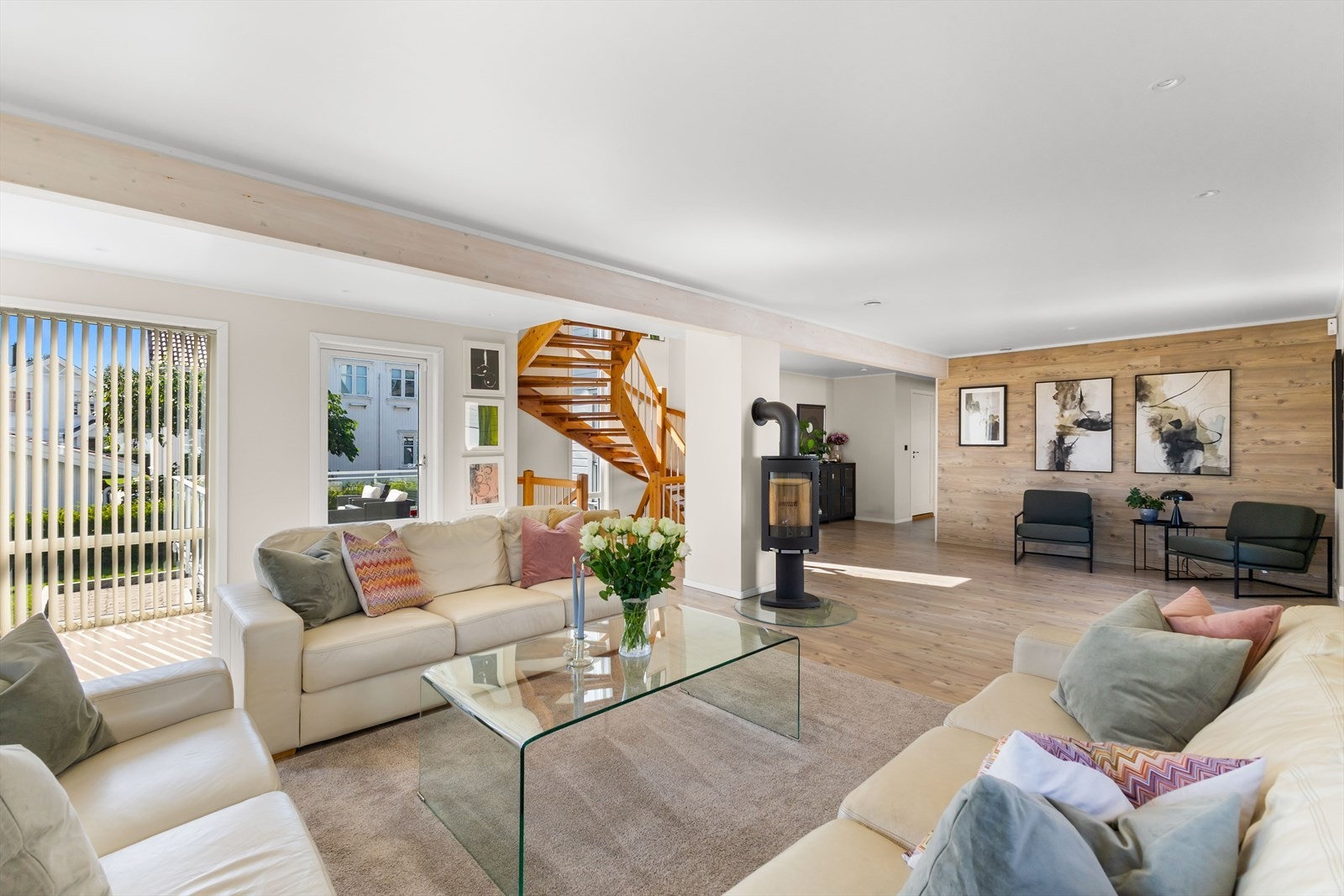 Romslig stue med god takhøyde samt lyse- og moderne gulv- og veggflater. Galleribilde