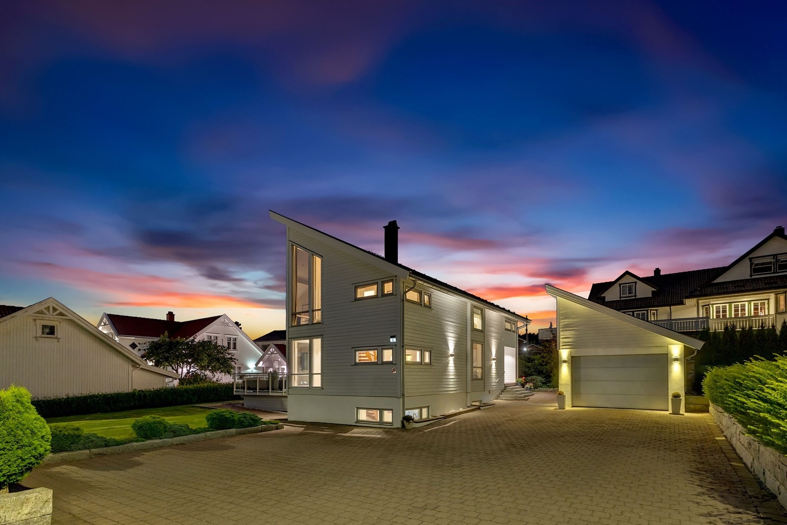 Relativt flat tomt på ca. 700 m², pent opparbeidet med hage, busker og beplantning. Gårdsplass med belegningsstein. Galleribilde