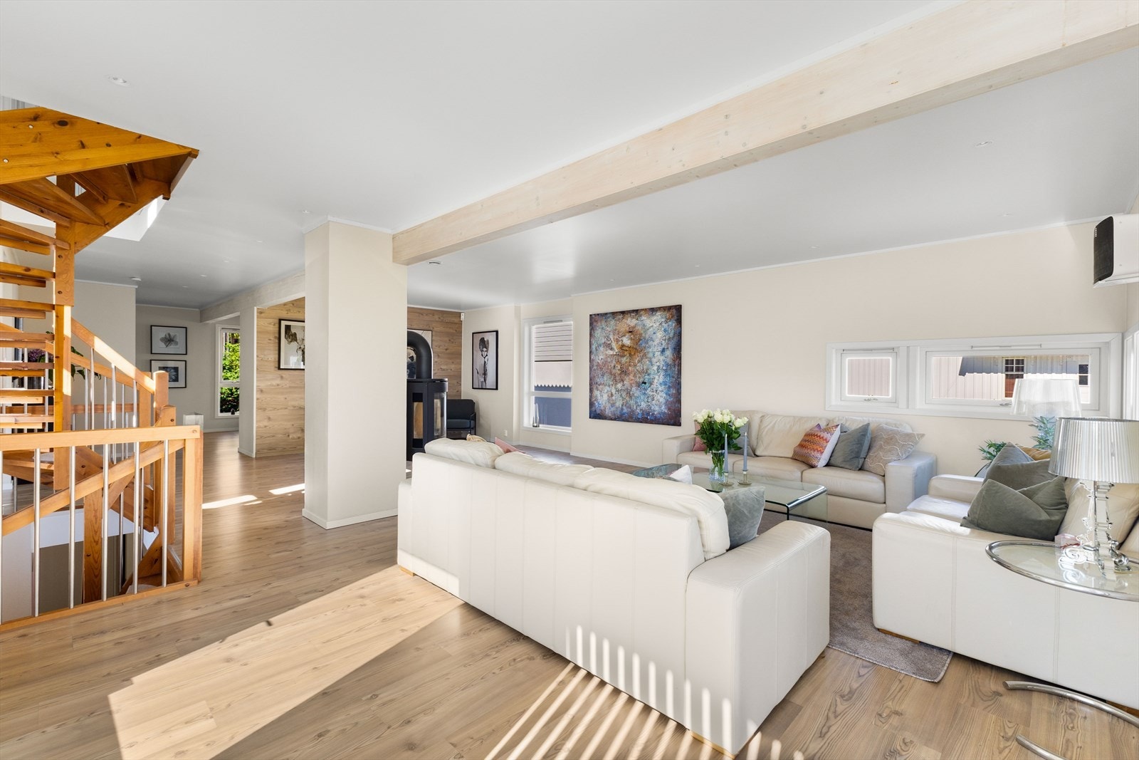 Det er i tillegg vannbåren gulvvarme i hele første etasje. Galleribilde