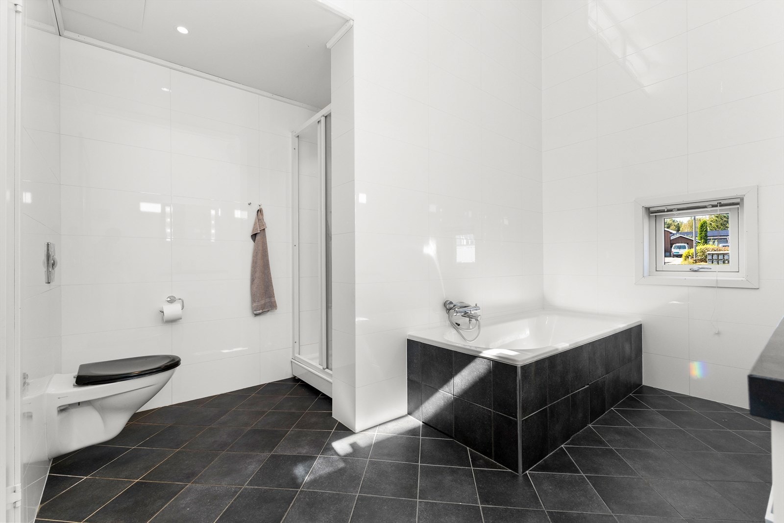 Badet er utstyrt med 2 stk servantinnredninger, badekar, dusjhjørne med glassdør og vegghengt toalett. Avtrekk via balansert ventilasjon. Galleribilde