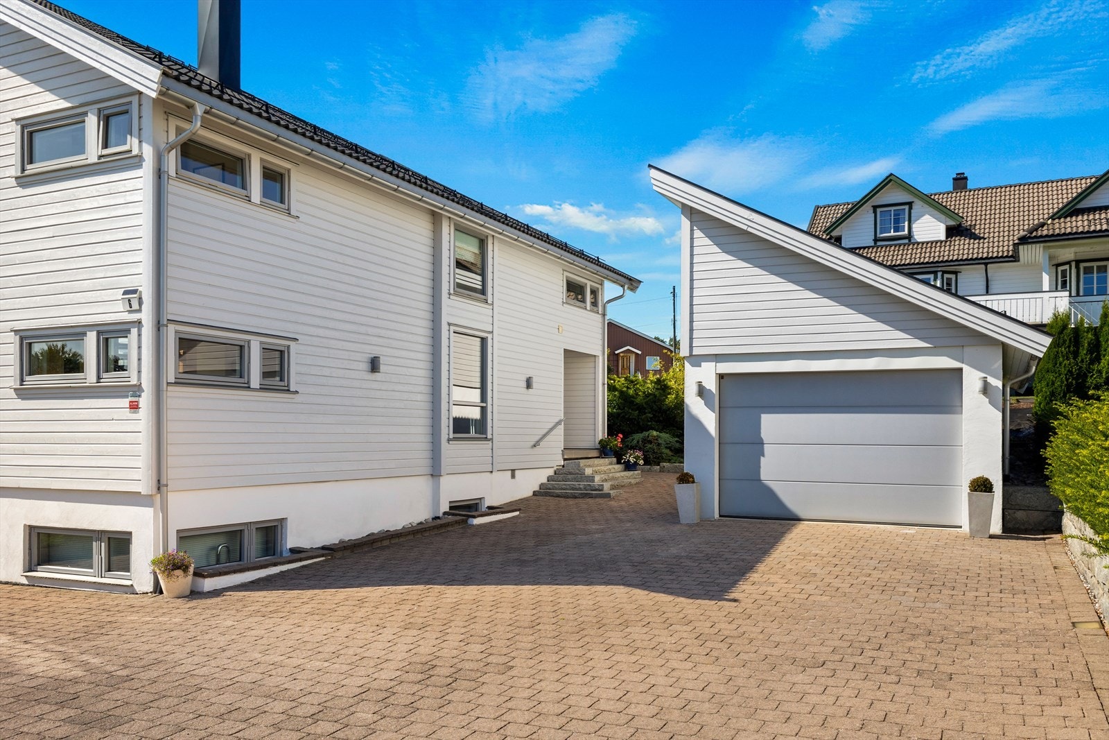 Garasje med loft for lagring. Stor steinbelagt gårdsplass plass til minst 8 biler. Galleribilde