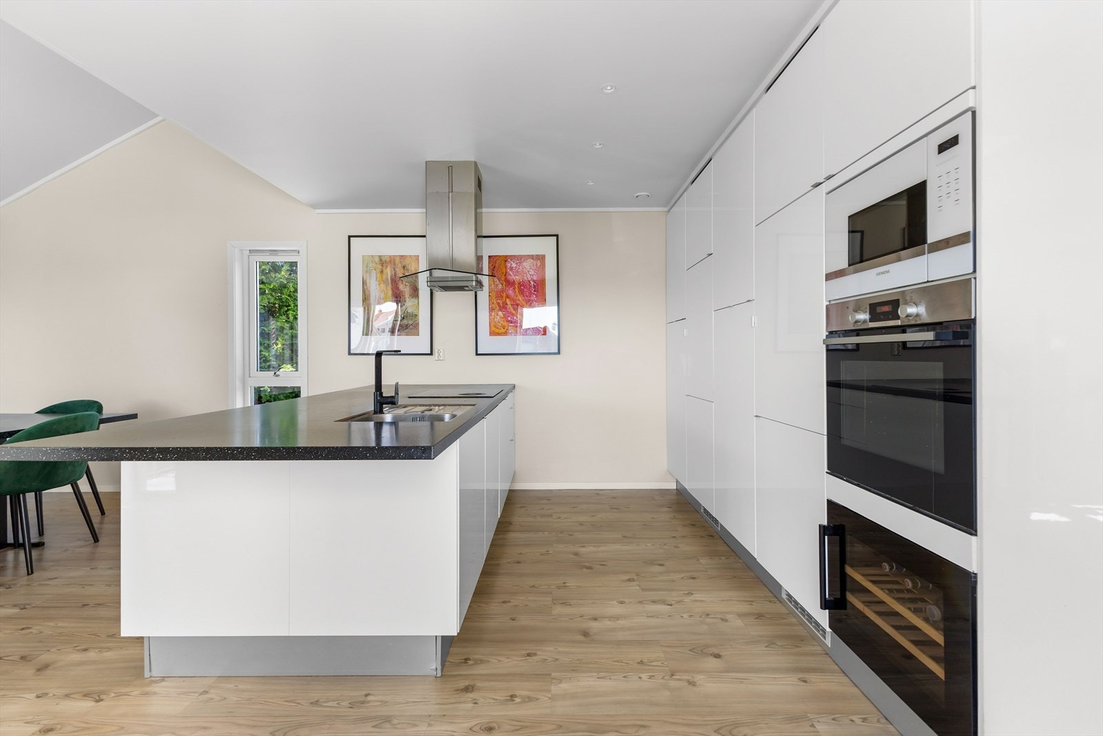 Kjøkkenet har integrert oppvaskmaskin, induksjonstopp, 2 stk. kjøl/fryseskap, komfyr, micro og vinskap. Galleribilde