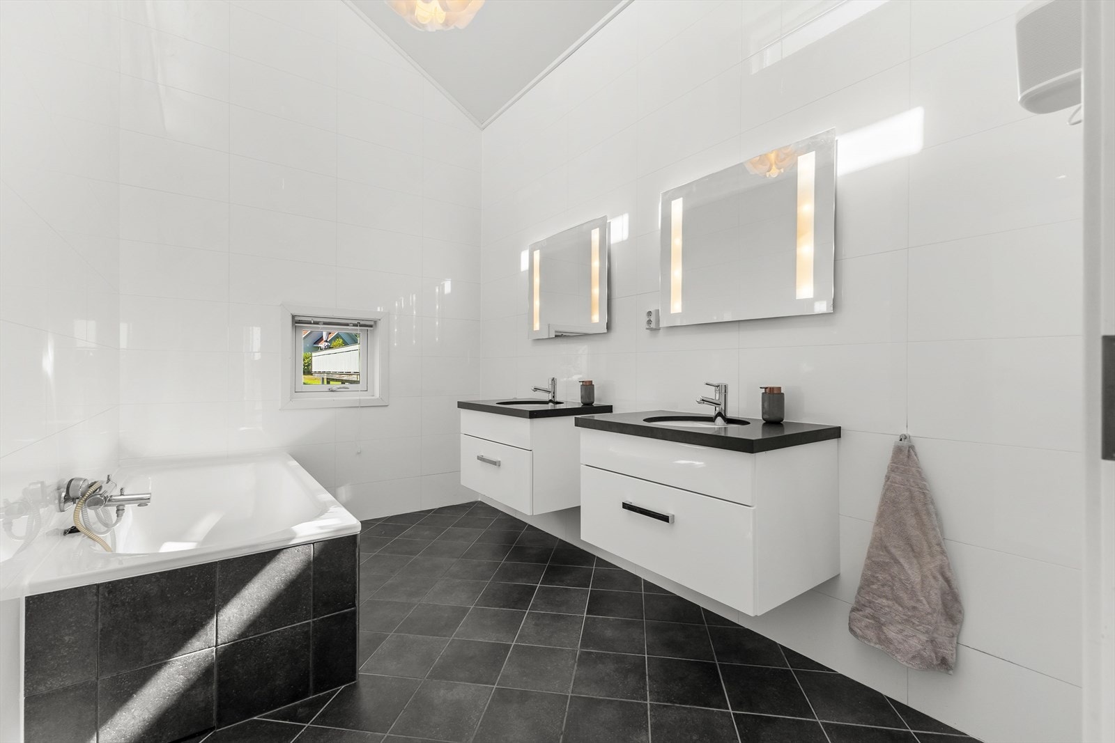 Flislagt baderom fra byggeår 2006 med vannbåren gulvvarme. Rommet har malt gips i tak og fliser på vegg. Galleribilde