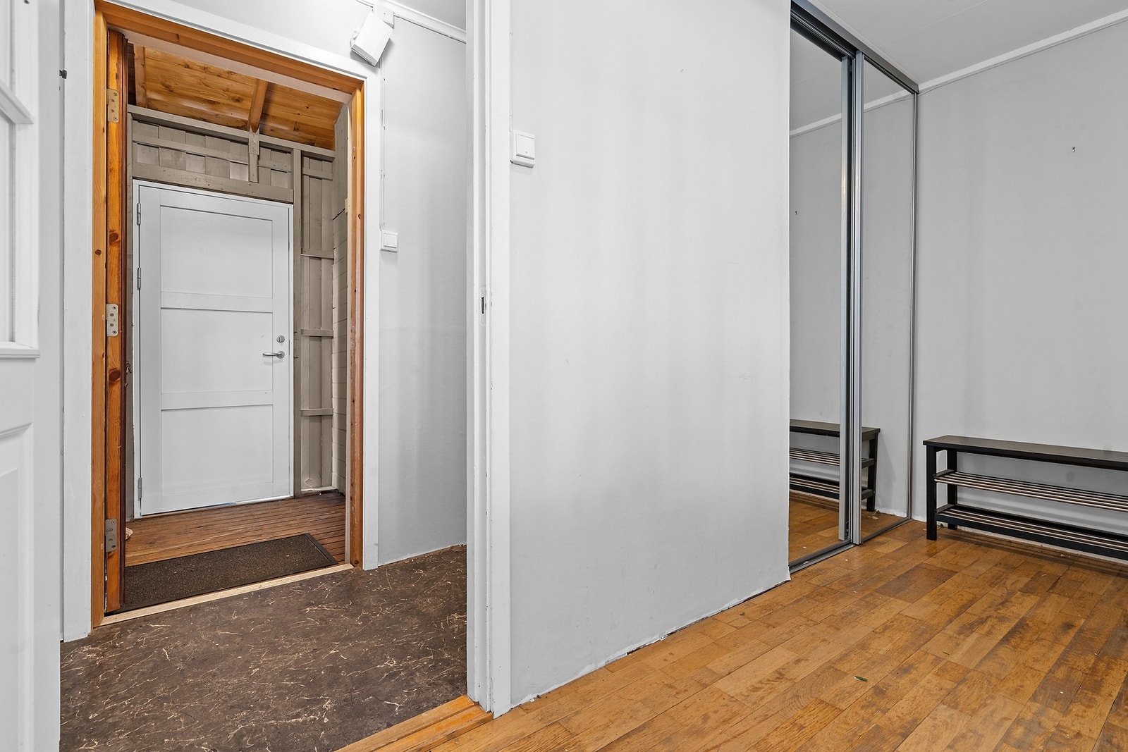 Entre / Hall med skyvedørsgarderobe Galleribilde