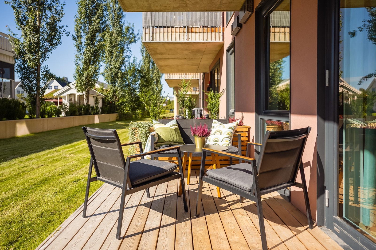 Leiligheten er beliggende i 1. etasje med stor, sørvendt terrasse på 11m². Galleribilde
