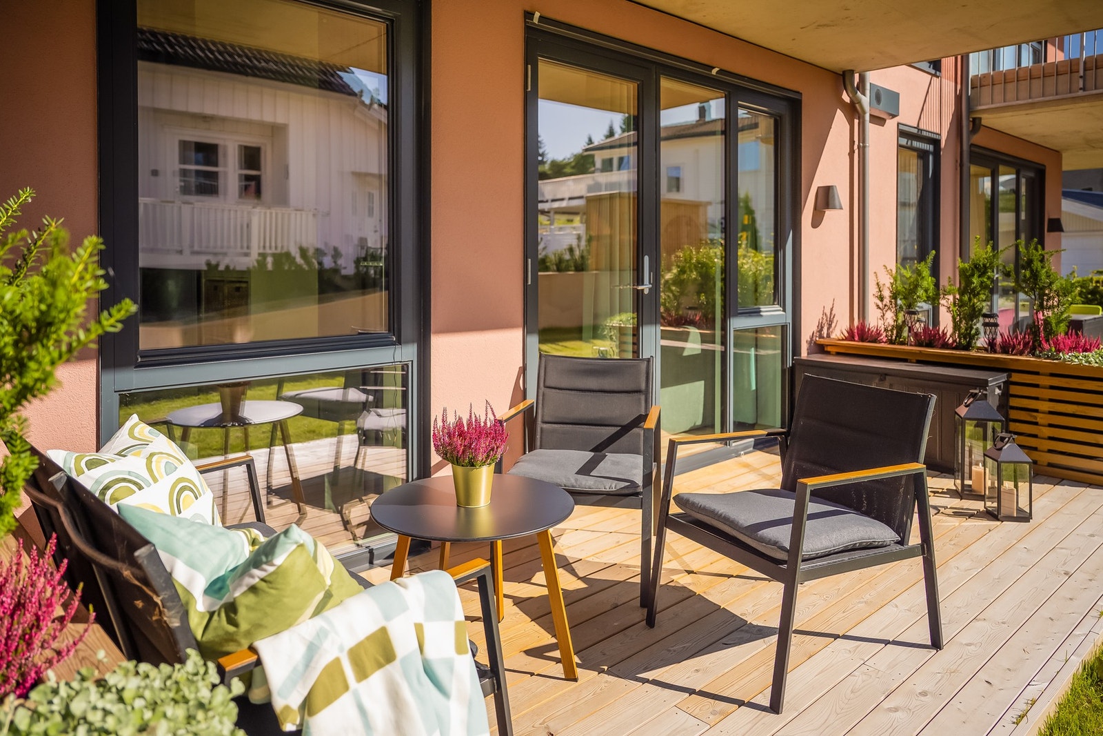 Fra stuen er det utgang til sørvendt terrasse på 11m² og enkel tilgang til felles plenareal. Galleribilde