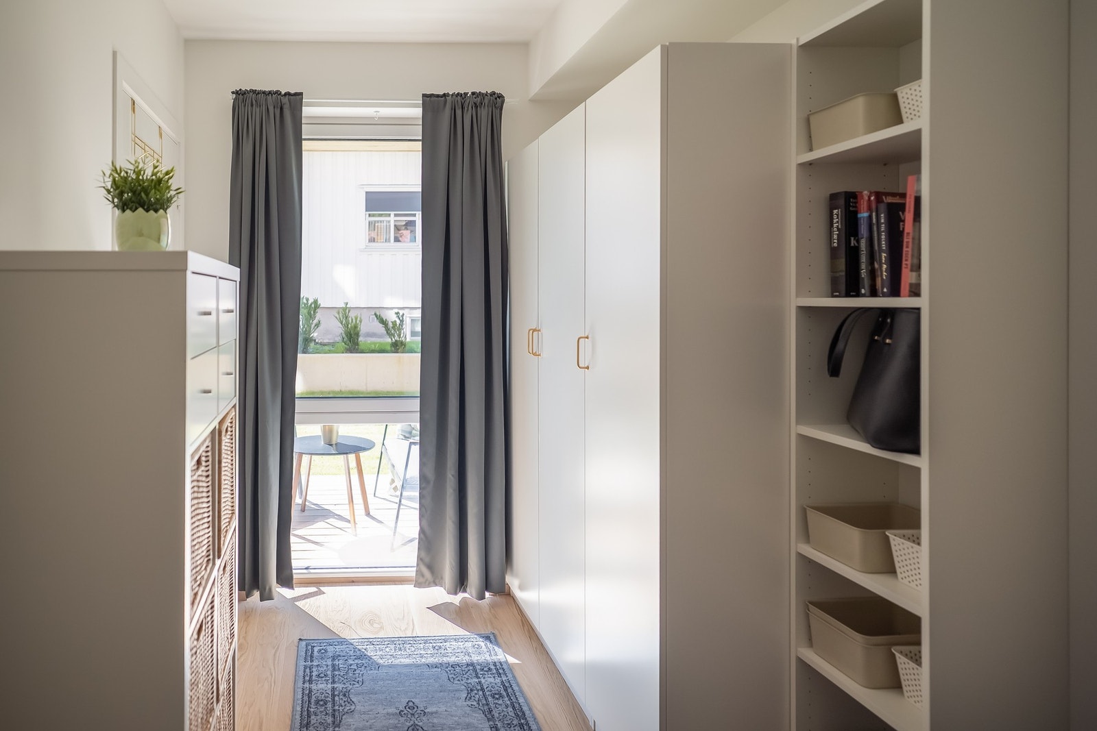 Romslig soverom på 9m² med plass til både dobbeltseng og garderobeskap. Galleribilde