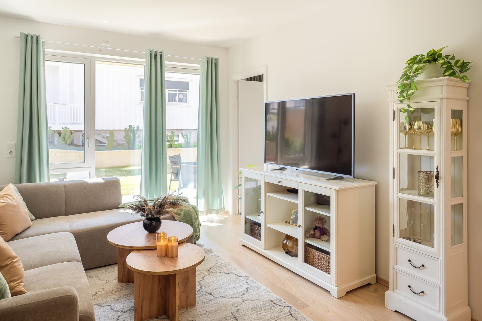 Her har man god plass til sofagruppe og tv-møbel. Galleribilde