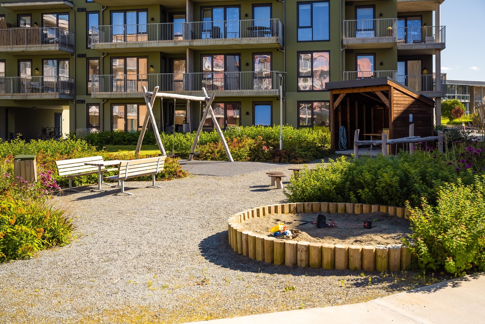 Felles uteareal med lekeplasser og benker. Galleribilde