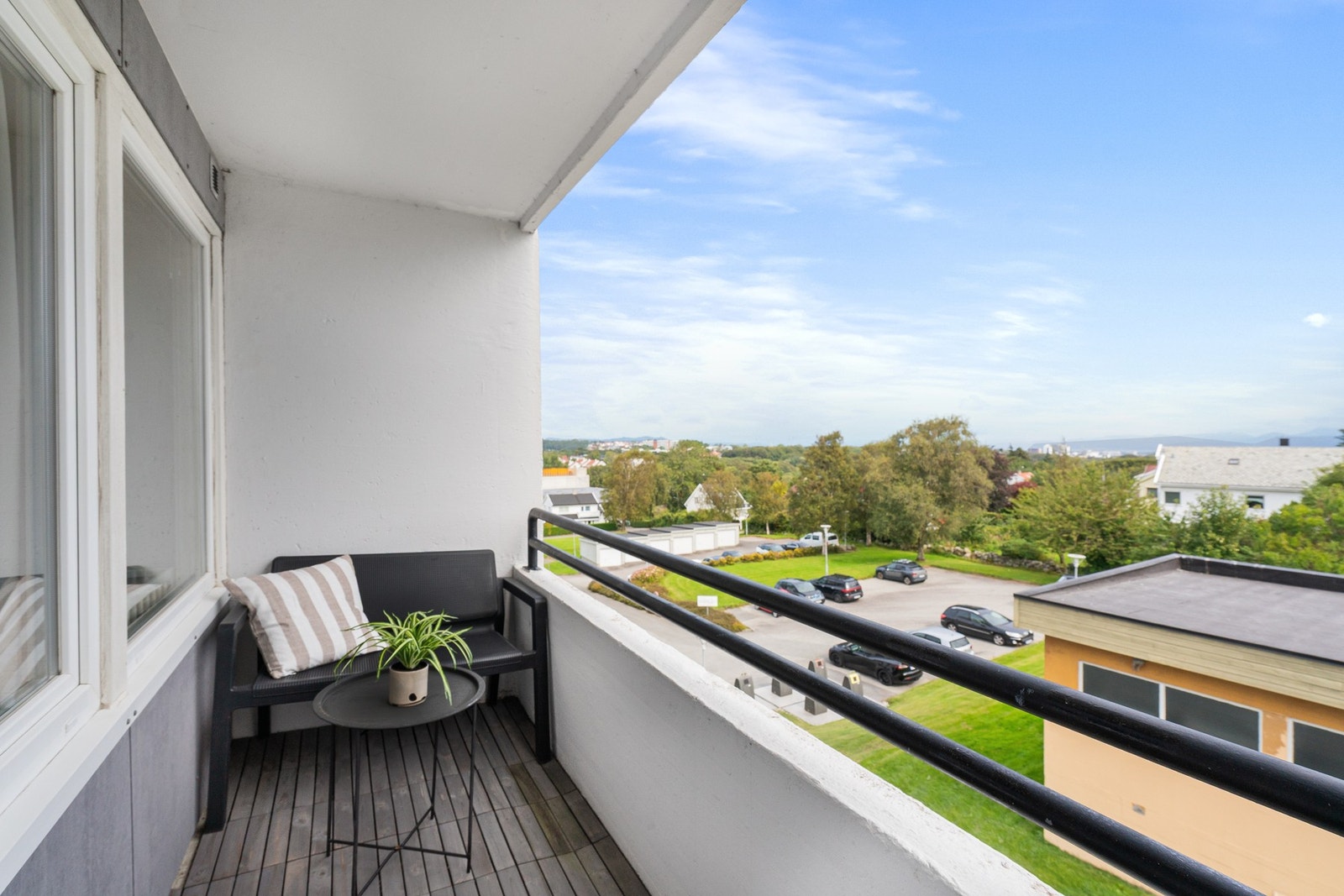 Balkong utenfor kjøkken med morgensol Galleribilde