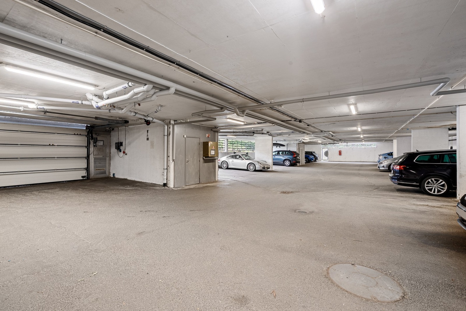 Parkering i garasjeanlegg Galleribilde