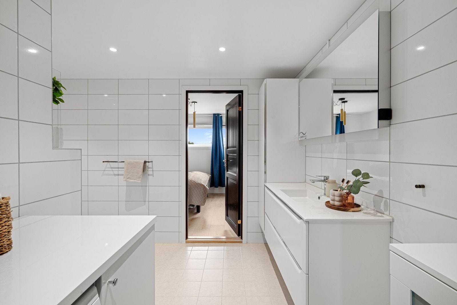 Innredning med både skuffer og høyskap Galleribilde