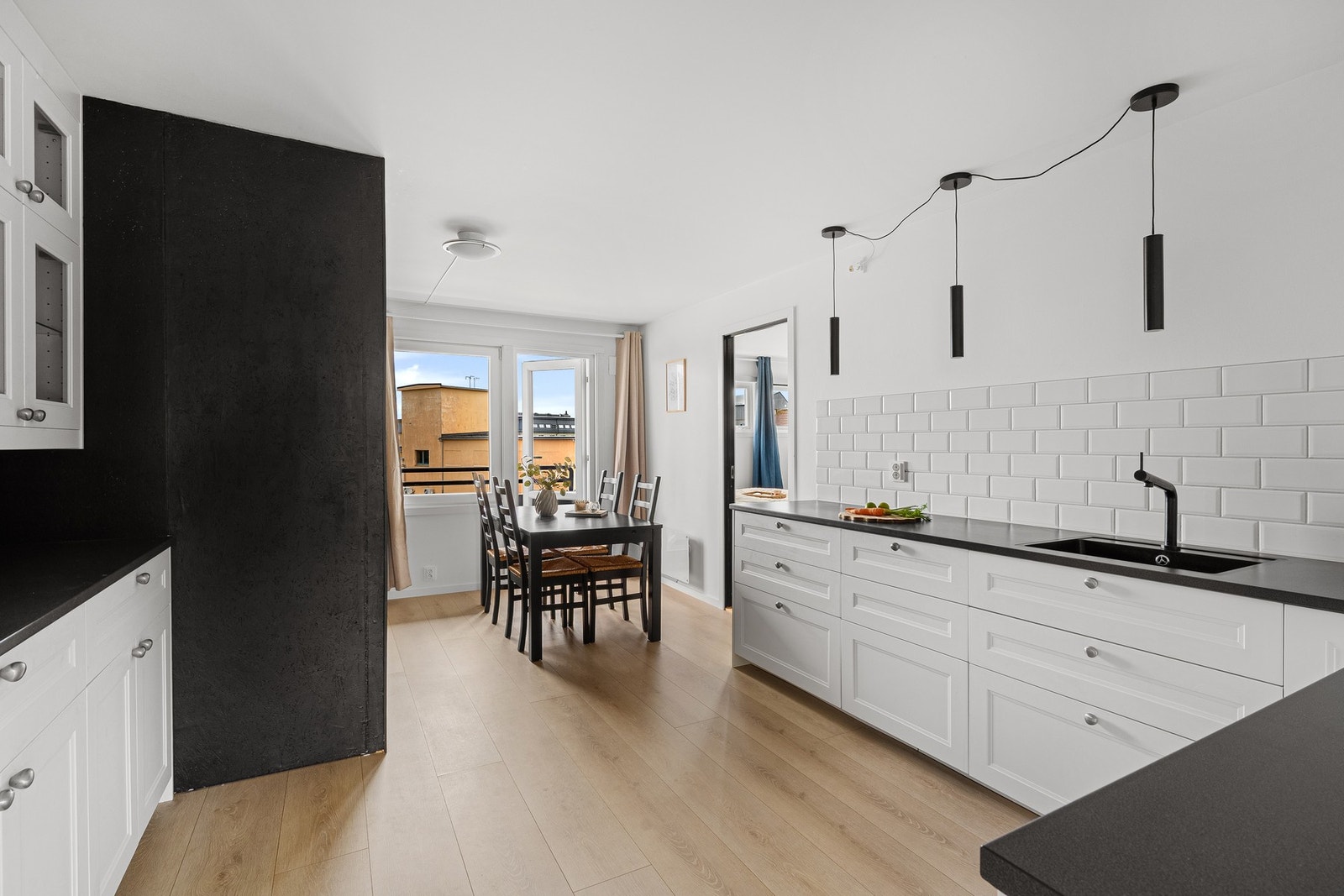 Kjøkken med god spiseplass samt utgang til balkong Galleribilde