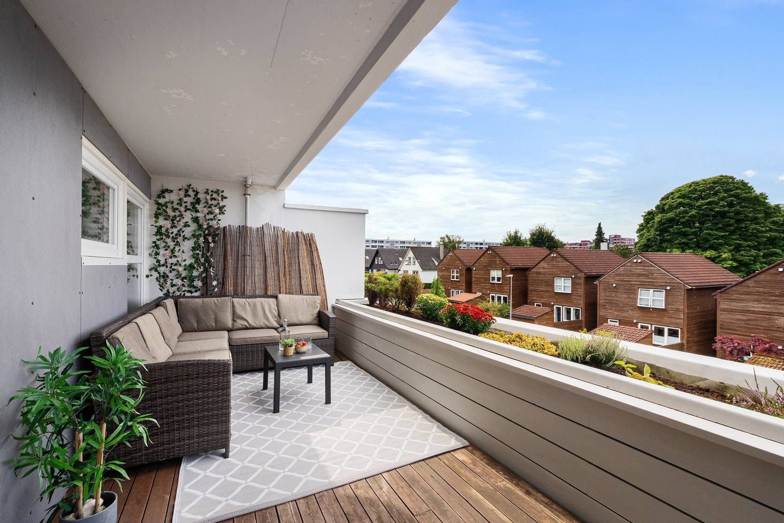 Fint sted å bare nyte. Ettermiddags- og kveldssol på balkongen. Galleribilde