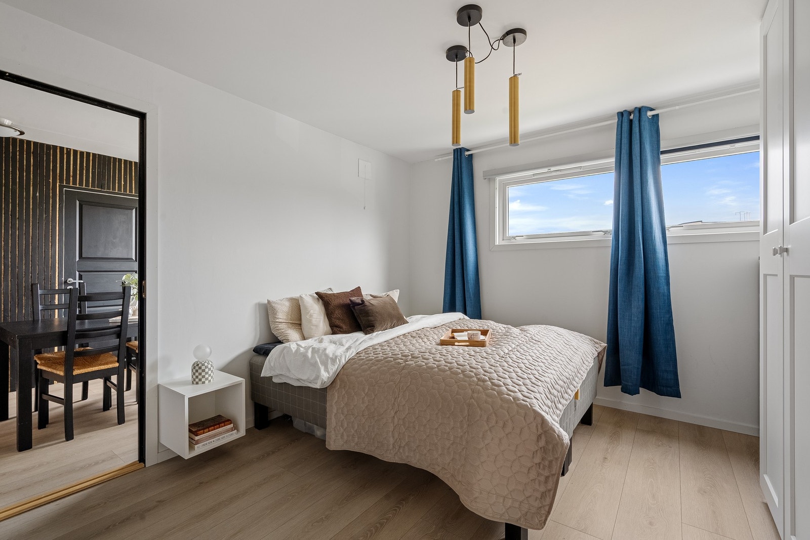 Rommelig hovedsoverom Galleribilde